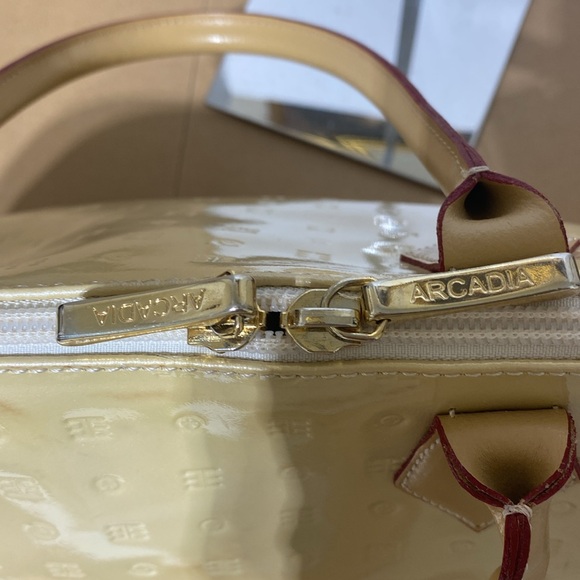 GUC. Arcadia buttercup, patent leather Bugatti bag. Made in Italy. - Picture 13 of 15